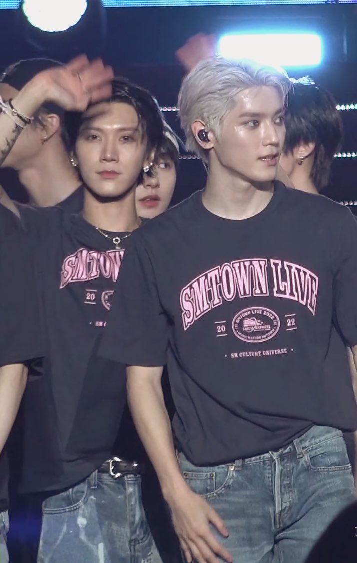 พี่ยืนอย่างงี้แล้วใครจะกล้าจีบน้องข้างหลัง