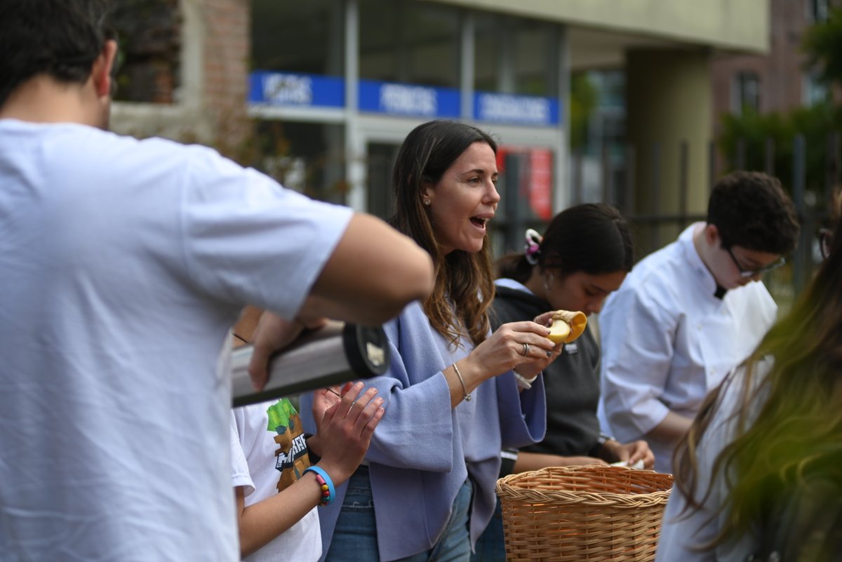 SemanaGR's tweet photo. 📸 #SGR2022🍌🍊 Postales de una hermosa jornada en Estación Embarcaderos con la genia de Flor Aqcuarone de @nutricionfa  🍌🍊📸.

Nos divertimos, aprendimos y preparamos pinchos con frutas de estación en una actividad para toda la familia🙌 https://t.co/RidFvEkzn8