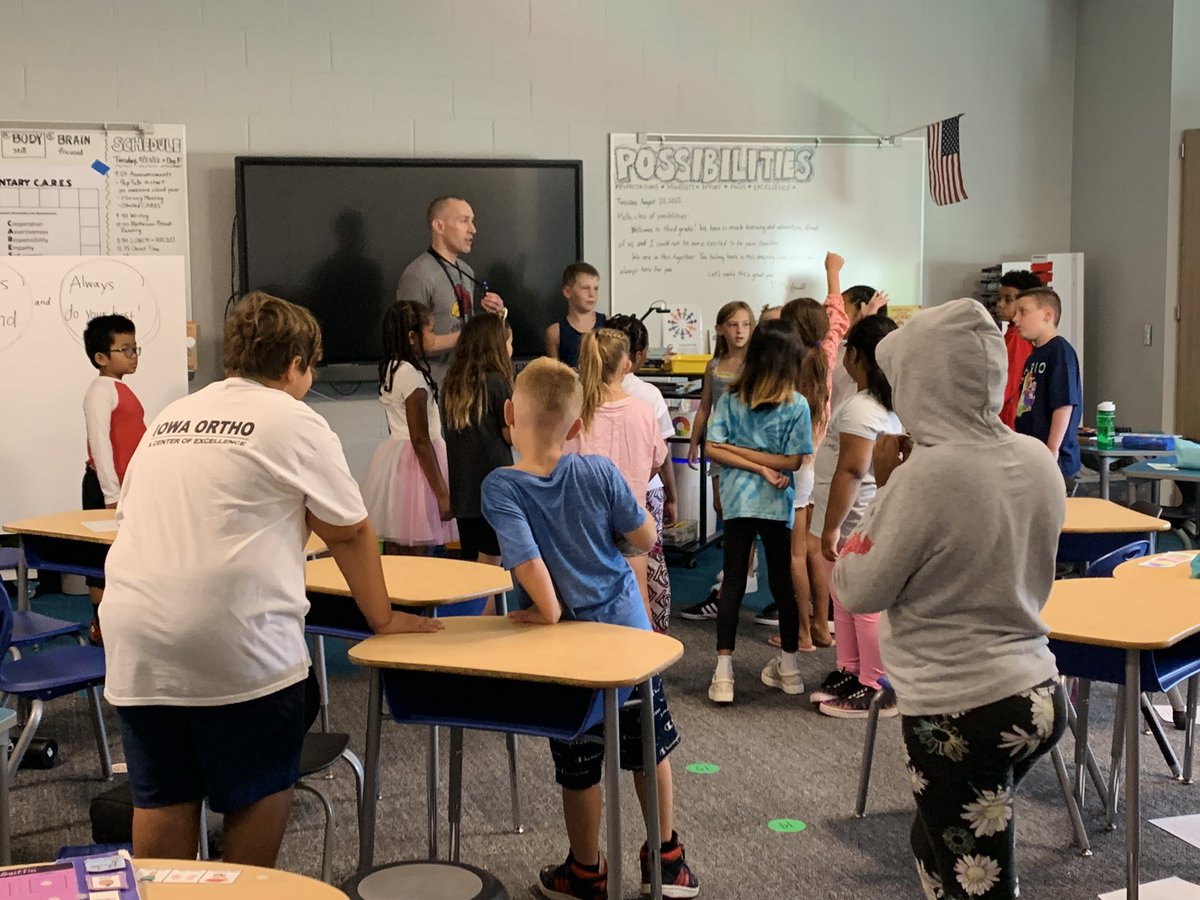 UrbandaleCSD's tweet photo. Our @OLM_UCSD 3rd grade students are enjoying activities to help them get to know each other &amp; learn about their class &amp; school! So many smiles &amp; much laughter. We agree… these Ss are definitely our future leaders in the making! #OlmstedPride https://t.co/sj21mRtsZg