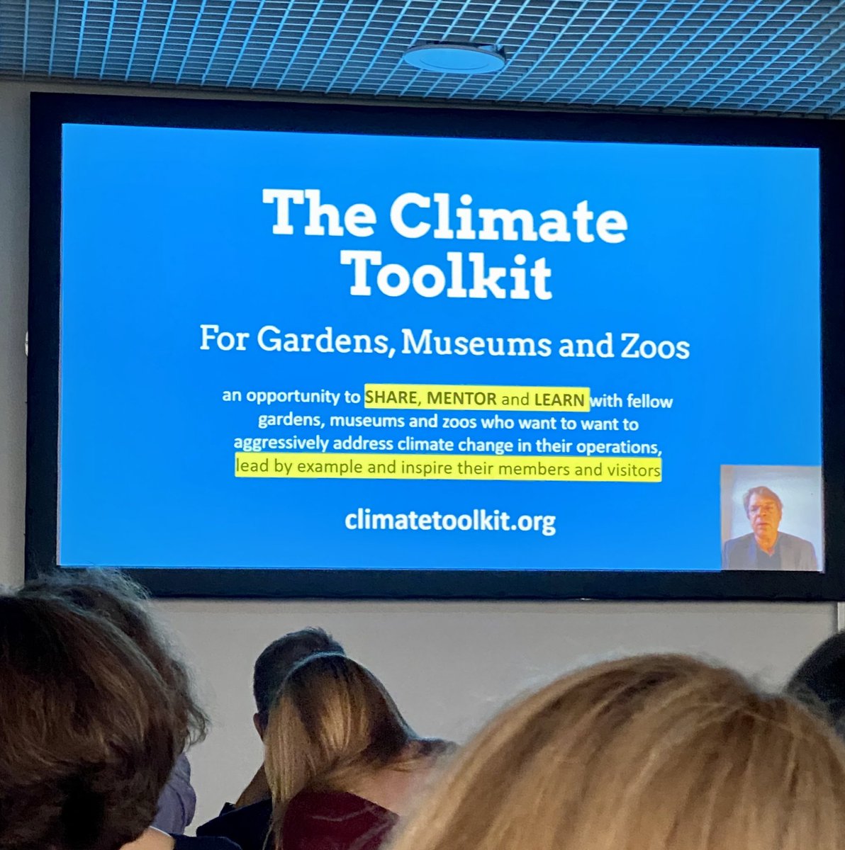 FSternfeld's tweet photo. Endlich noch eine inspirierende Präsentation (tw sind sie schon aus der 👹) von Richard Piacentini @PhippsNews Bei der Folie mit den konkreten Tipps des #climatetoolkits 👇 gingen alle Handies nach oben. @IcomGC @IcomOfficiel #ICOMPrague2022 @intercom_icom #museumsforfuture https://t.co/WR9apoLtjD