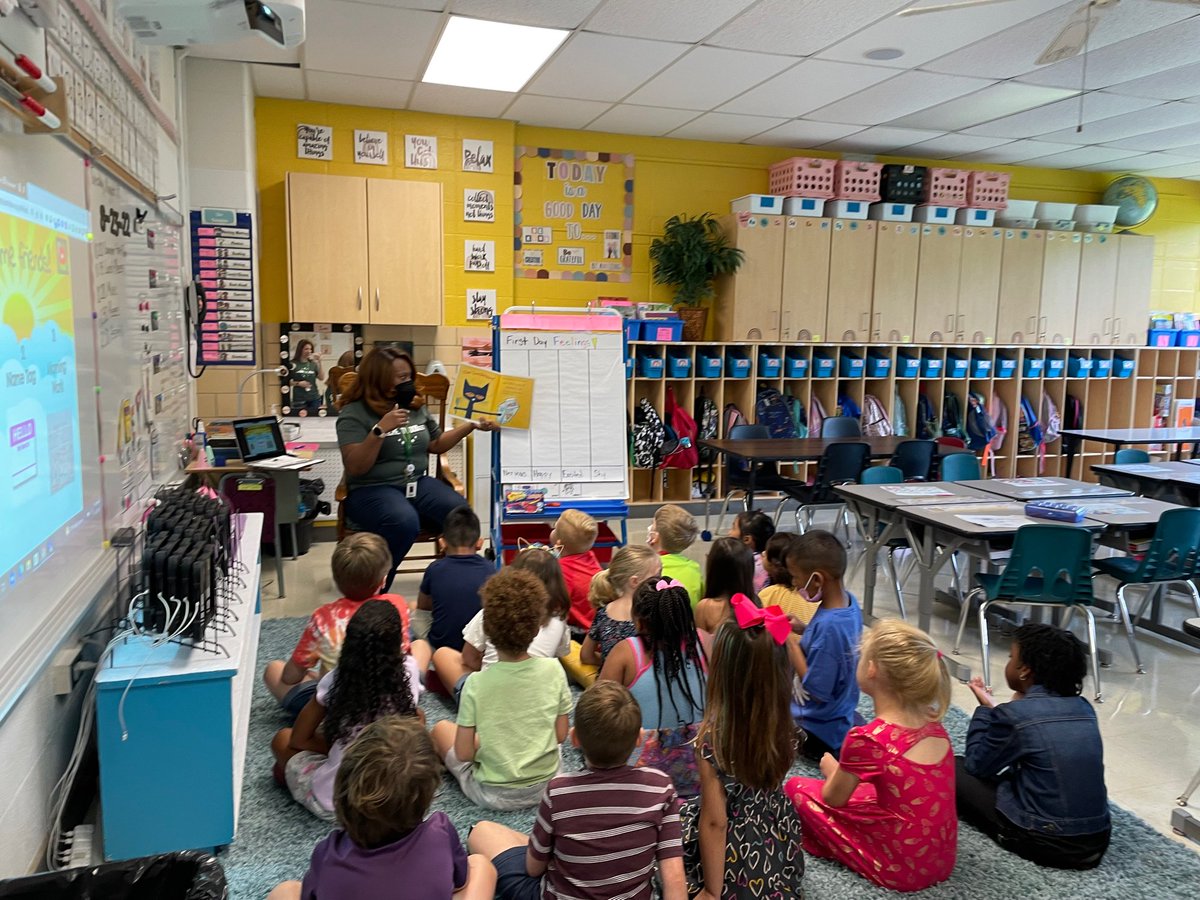 CrestwoodFlyers's tweet photo. We are having an AWESOME first day of school!! Itโs a great day to be a Crestwood Flyer! #FirstDayFlyers https://t.co/Im85RWoExL