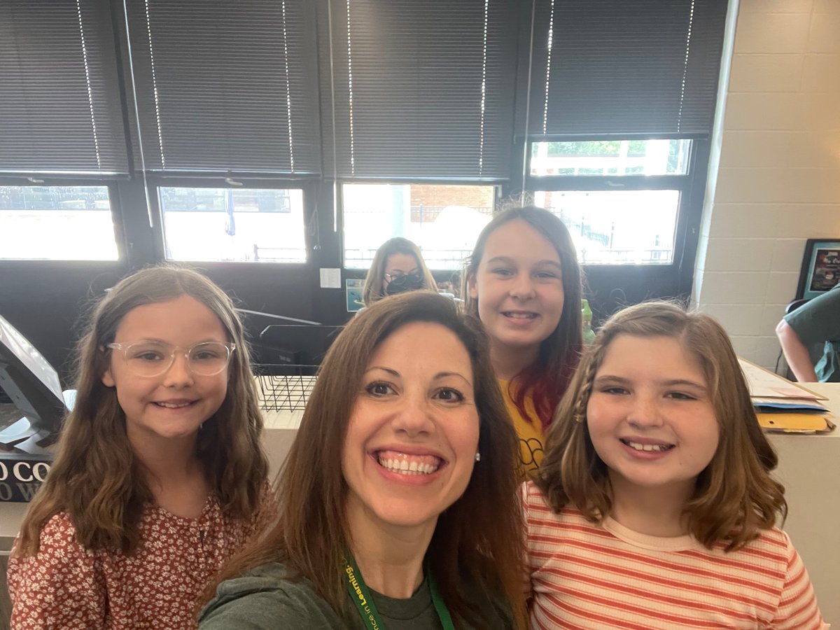 CrestwoodFlyers's tweet photo. We are having an AWESOME first day of school!! Itโs a great day to be a Crestwood Flyer! #FirstDayFlyers https://t.co/Im85RWoExL