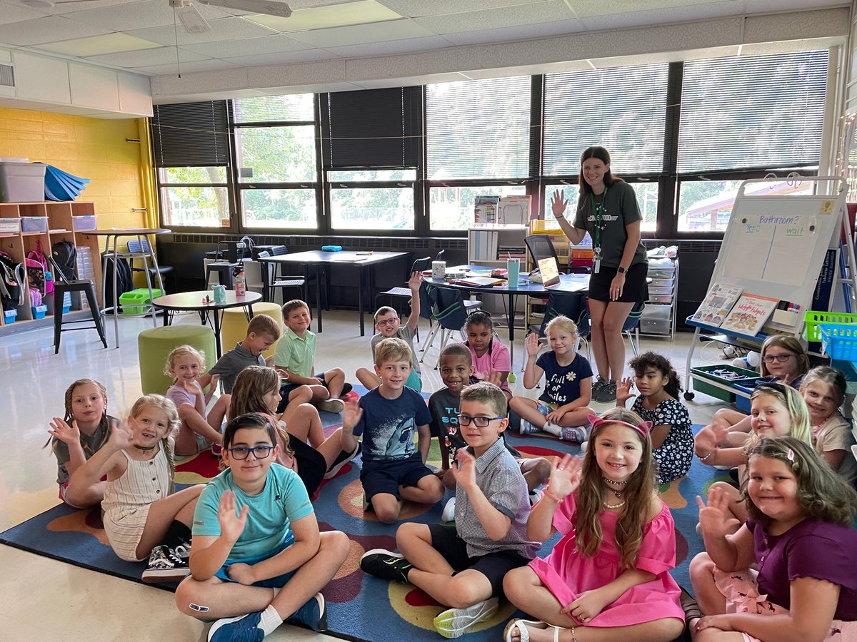 CrestwoodFlyers's tweet photo. We are having an AWESOME first day of school!! Itโs a great day to be a Crestwood Flyer! #FirstDayFlyers https://t.co/Im85RWoExL