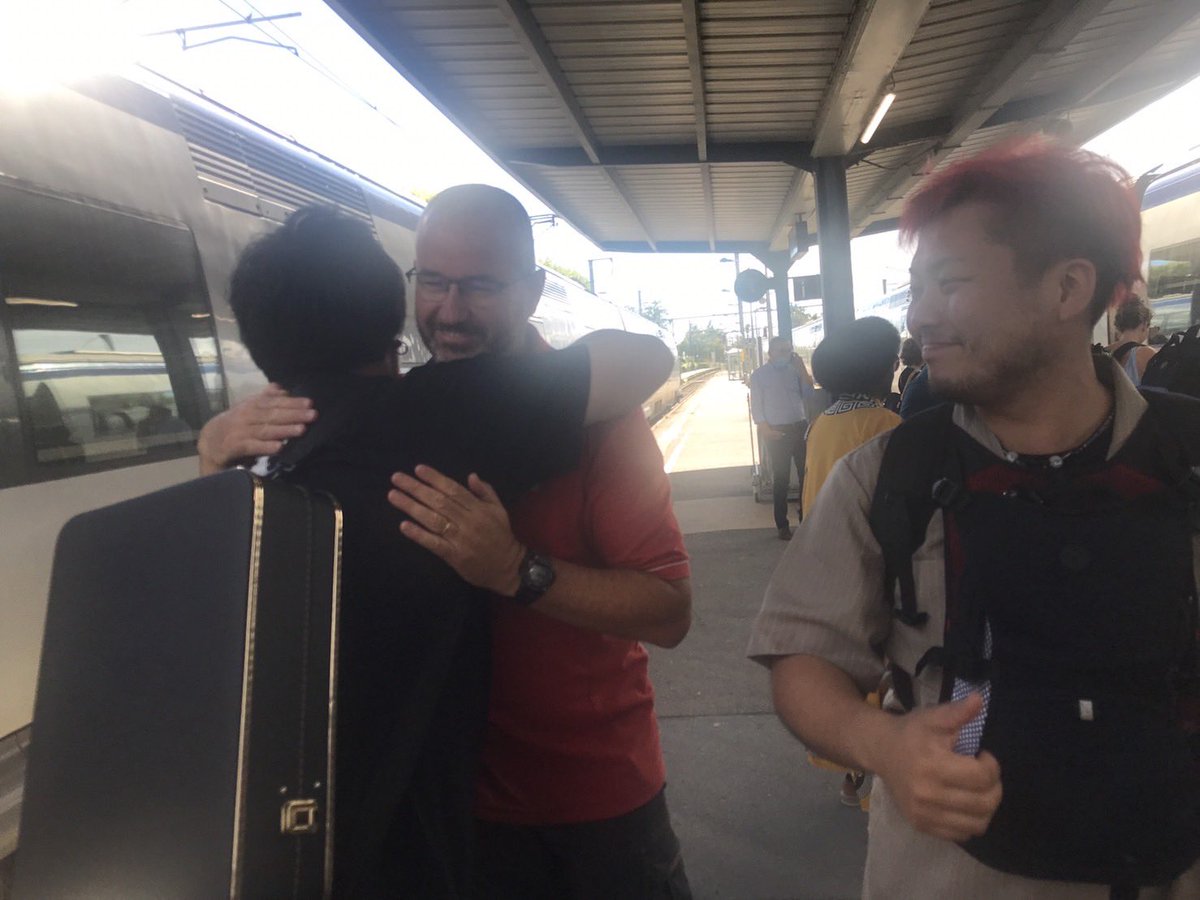 Shamisenyuji's tweet photo. 年甲斐にもなく、センチメンタルな気分です。彼らなしでは今回の旅は乗り切れませんでした！！フランス、いや、ブルターニュ最高！！
タンギー家のみなさん、ありがとうございました！

最後に見送ってくれたマダムも誰だか知らないけどありがとうございました！！ https://t.co/4DfjQs44nC