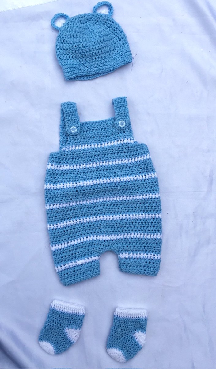 zeeishh's tweet photo. I made my very first crochet baby set🤭 https://t.co/E23JrexMtg