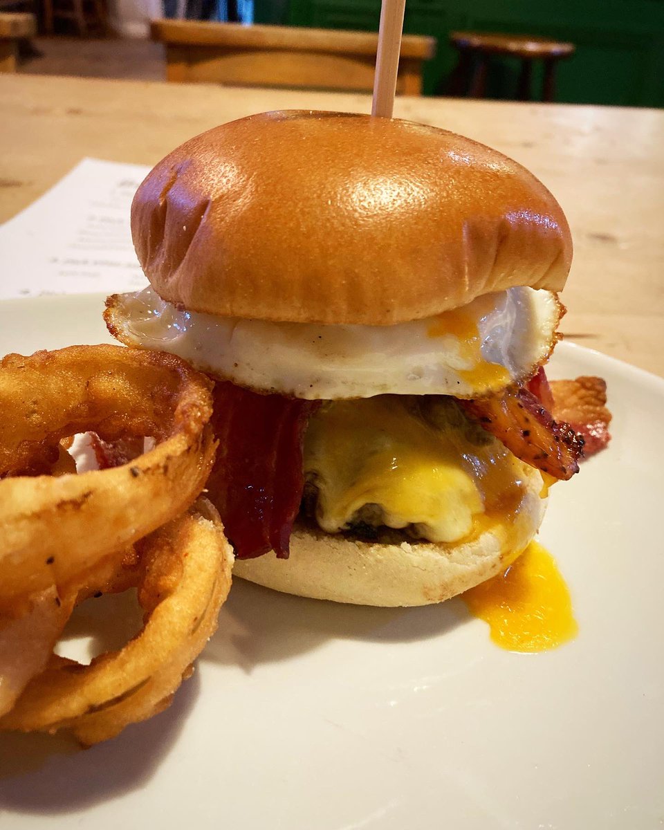 Thelansdownepub's tweet photo. Our #buildaburger night last week was a huge hit! We saw some amazing creations, and some of you went absolutely crazy with the #cheese! But our favourites were those of you who put a Fried egg in there too ๐คค! What will you choose tonight? #tuesdaynightdinner https://t.co/tXrsrKIIAv