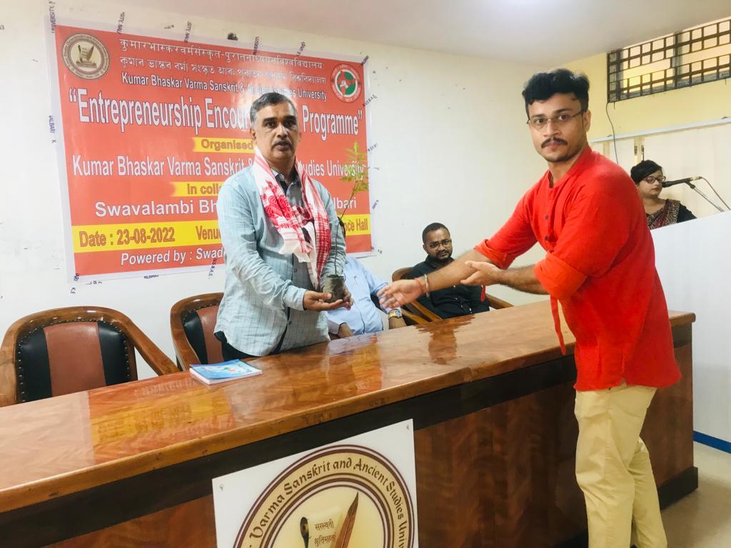 KumarSanskrit's tweet photo. Today the University in collaboration with Swavalambi Bharat Abhijan, Nalbari organised an Entrepreneurship Encouragement programme. Honb'le VC Prof. @prahladjoshi71 inaugurated the programme and also urged the students to be self dependent and develop entrepreneurship skills. https://t.co/YrUZ8WTRdG