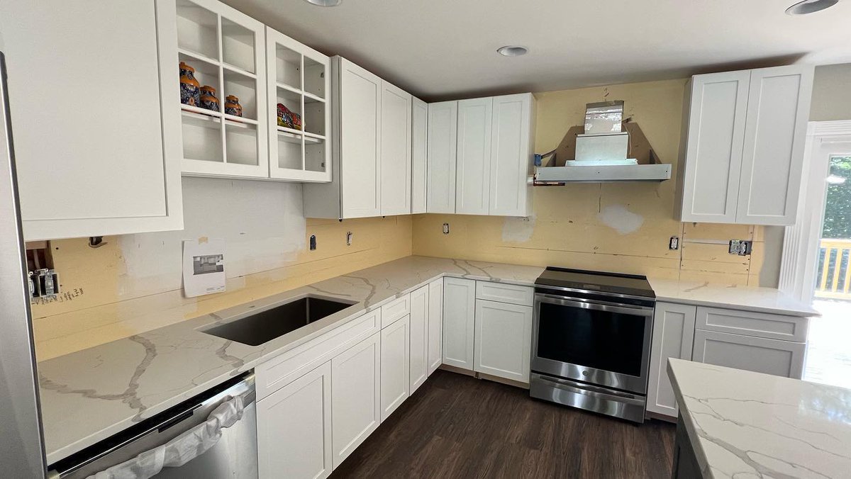 GFgranitellc's tweet photo. Look at that island!π€©
Material: Calacatta Laza Quartz
#goodfellasgranite #kitchen #countertops #remodel #detail #design #island #mitered #edgework #beautiful #love #quartz #fabrication #installation #stonebusiness #explorepage #fyp #trending #viral #suggested #followformore https://t.co/034AOM9R21