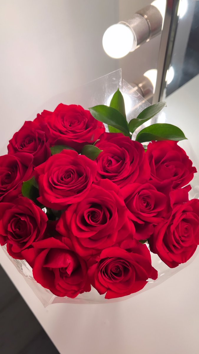 lunakimm's tweet photo. we got in a fight and he doordashed flowers to my house https://t.co/WXQHPLRF21