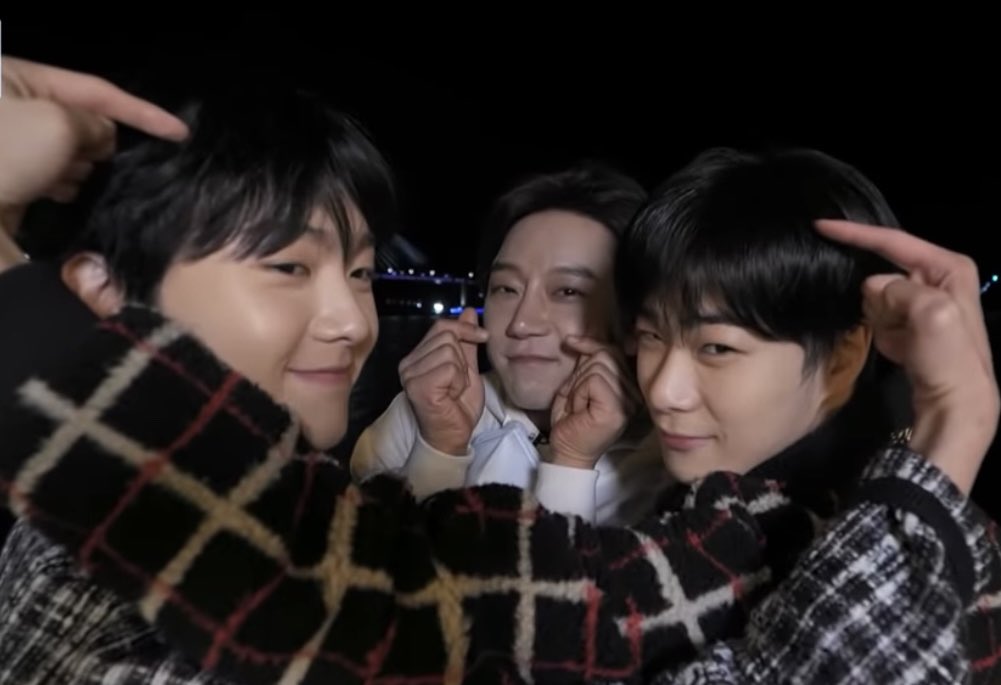 bbasoongirl's tweet photo. 산                                                                 콩

                 그사이에서어떻게던버티려는나 https://t.co/KKWDHiQ4be