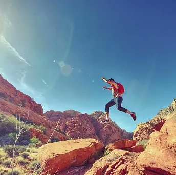 🌞 Il fait beau, il faut chaud ! 🌞
Tu le sais, il est important de maintenir une activité physique régulière, mais avec les fortes chaleurs c'est plus compliqué... 🥵 
Voici nos conseils :
🕕 Avant 10h ou après 18h 
💧 De l'eau
🌡️ Stop dès 30° 
🌲 Vise les endroits frais !