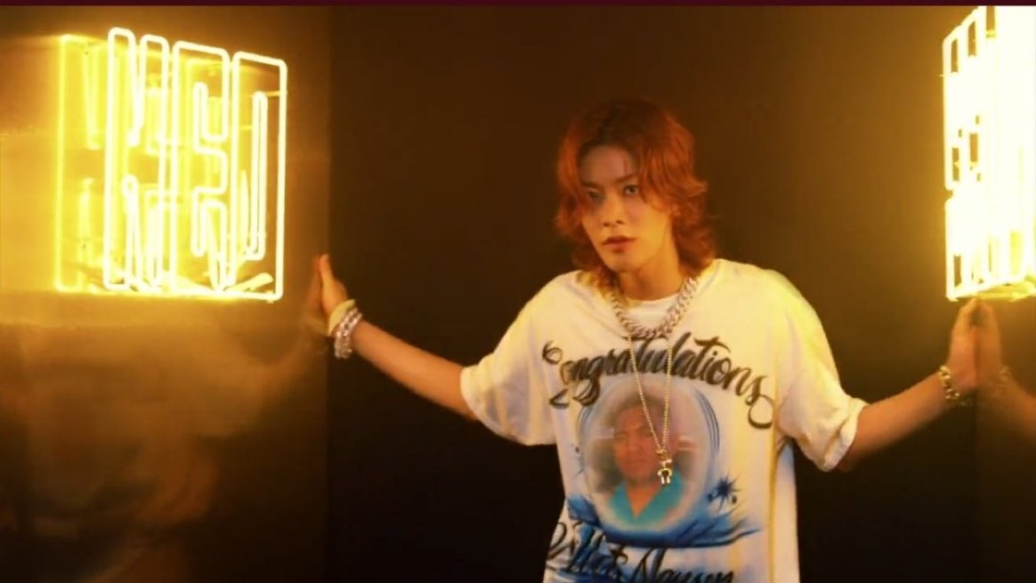 babyybIuee's tweet photo. what is going on on his shirt??????😭😭😭 who’s uncle is that???? https://t.co/msGy8sNqMy