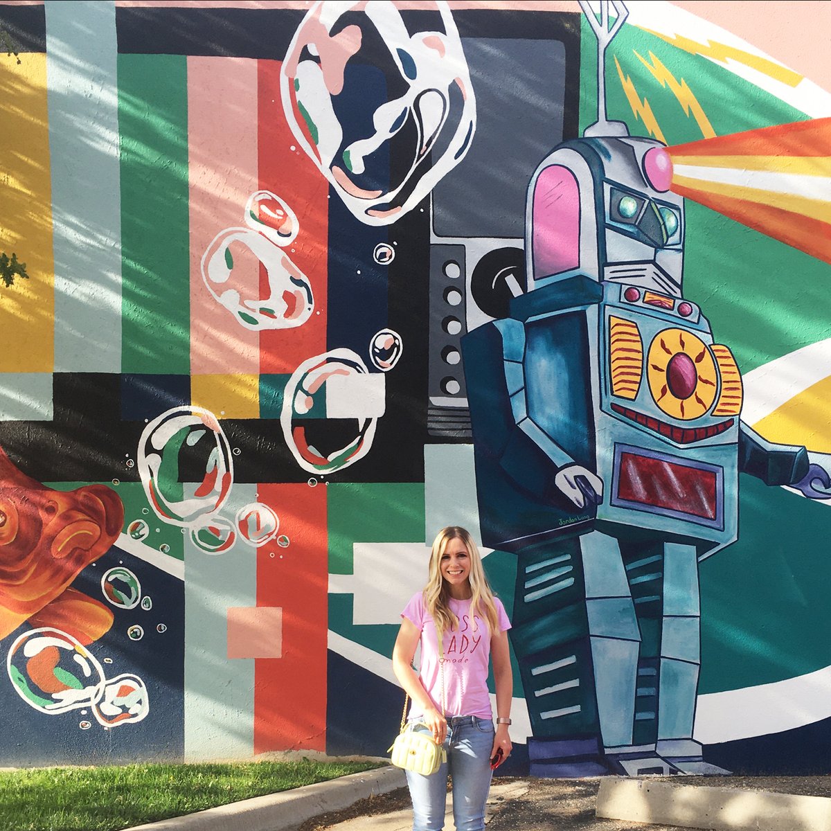 reesetraves's tweet photo. One of my favorite downtown murals 🤖 #mural #muralart #art #downtown https://t.co/vGr7PKJROl