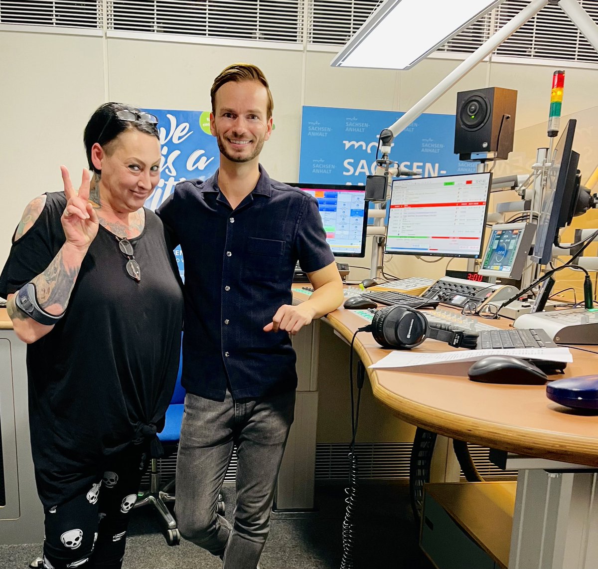 MarcBu_Tweet's tweet photo. Ein Mal hinter die Kulissen schauen, Programm machen. Annette aus Haldensleben war heute unsere MDR-Programmmacherin und hat die Musik für meine Sendung am Nachmittag geplant. Ein nettes Live-Interview im Studio gab es on top. 📻🎙 #mdrsan #mdr #ard https://t.co/JdxePep035