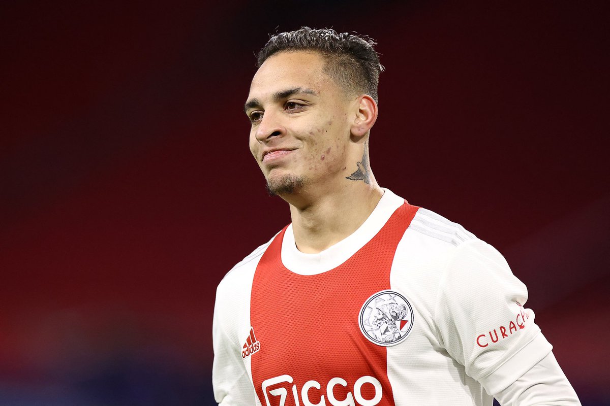 FabrizioRomano's tweet photo. Antony, insisting on his position with Ajax. He wants to join Manchester United as personal terms are already agreed since one week. Up to the clubs. 🔴 #MUFC

All parties involved expect Man Utd to return with an improved proposal for Antony soon.. not officially submitted, yet. https://t.co/pQN85u7hFu