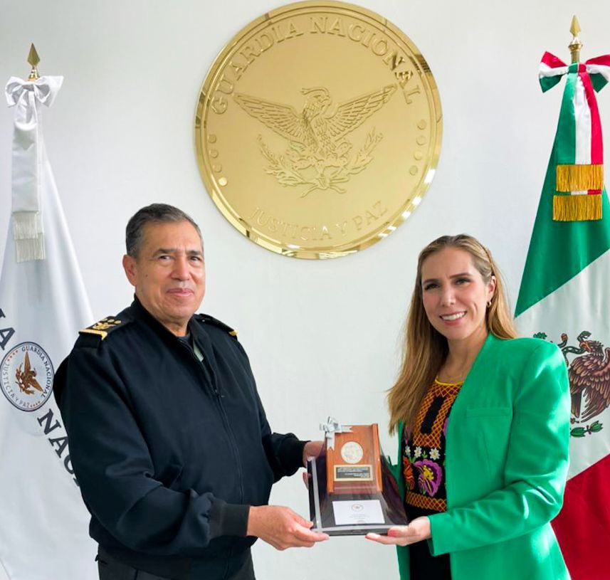 soyateneadeisla's tweet photo. Esta mañana me reuní en el 𝗖𝘂𝗮𝗿𝘁𝗲𝗹 𝗚𝗲𝗻𝗲𝗿𝗮𝗹 𝗱𝗲 𝗹𝗮 𝗚𝘂𝗮𝗿𝗱𝗶𝗮 𝗡𝗮𝗰𝗶𝗼𝗻𝗮𝗹 en la ciudad México, con el 𝗖𝗼𝗺𝗮𝗻𝗱𝗮𝗻𝘁𝗲 
@Luis_R_Bucio, a quien agradecí el apoyo que hemos recibido por parte de la institución a su digno cargo. https://t.co/oRJtQnHrYk