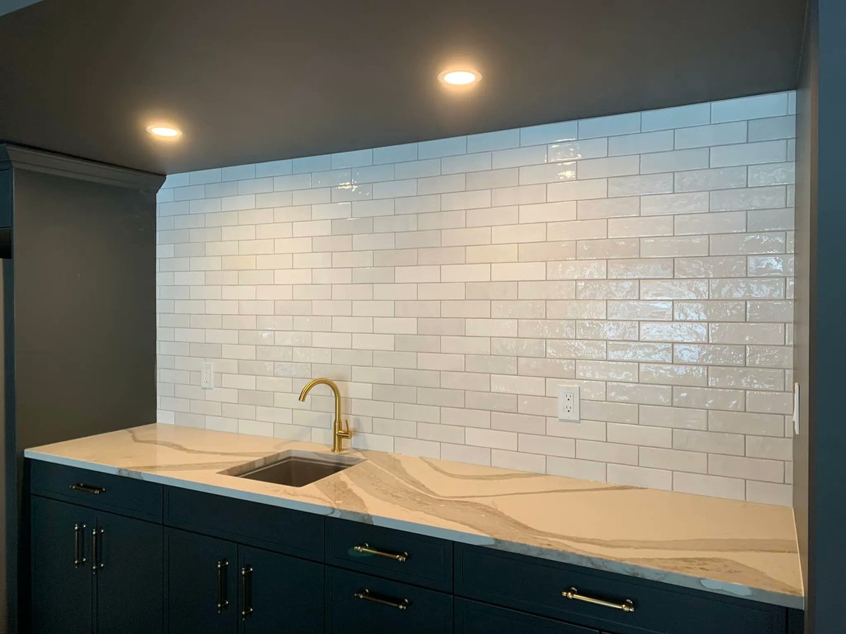 cgj_tile's tweet photo. This full height backsplash really brings this bar together.  🥂🍻

#Tile #RedDeer #Backsplash #CentralAB #Tilesetter https://t.co/qUC3ZoP2y5