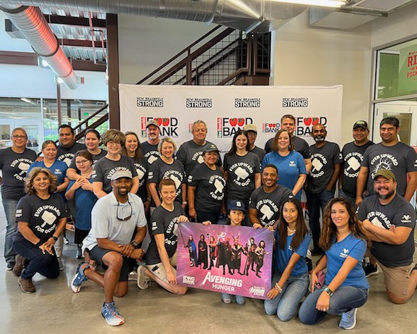 nbtxfoodbank's tweet photo. Thank you, @ValeroEnergy for #GivingTime!
The Valero team helped the New Braunfels Food Bank distribute food to our community over the weekend. They served over 400 cars! We are incredibly grateful for their efforts and help. 🥳 https://t.co/JEsH17Usmo