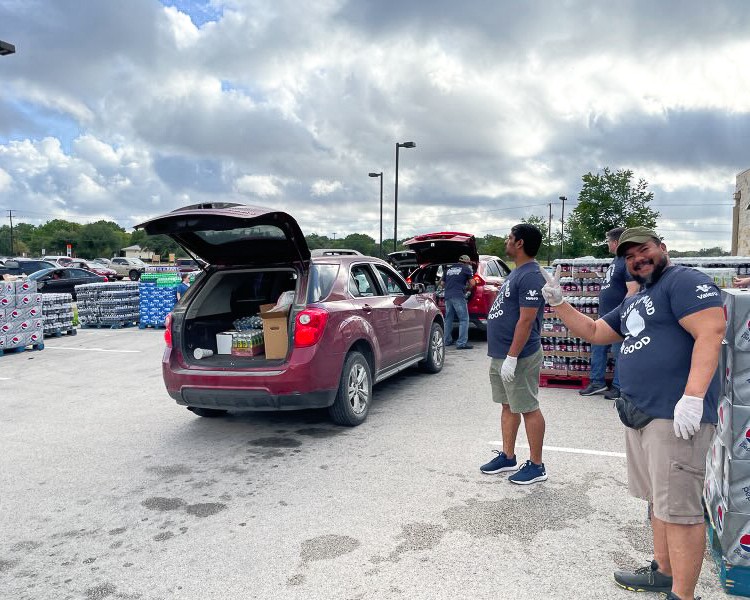 nbtxfoodbank's tweet photo. Thank you, @ValeroEnergy for #GivingTime!
The Valero team helped the New Braunfels Food Bank distribute food to our community over the weekend. They served over 400 cars! We are incredibly grateful for their efforts and help. 🥳 https://t.co/JEsH17Usmo