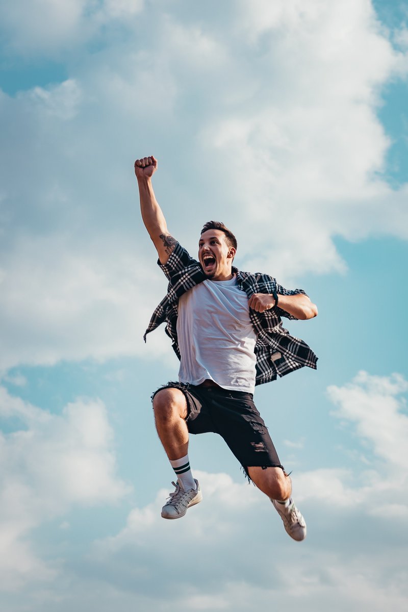 ProfWendyWood's tweet photo. Want to exercise more regularly? Enjoyment is key. Teixeira et al.’s habitual gym goers had found a fun workout to do. A common habit-building mistake is focusing on future rewards (you’ll look great!), but only immediate rewards get us to repeat behaviors enough to form #habits. https://t.co/AE2JetLXlp
