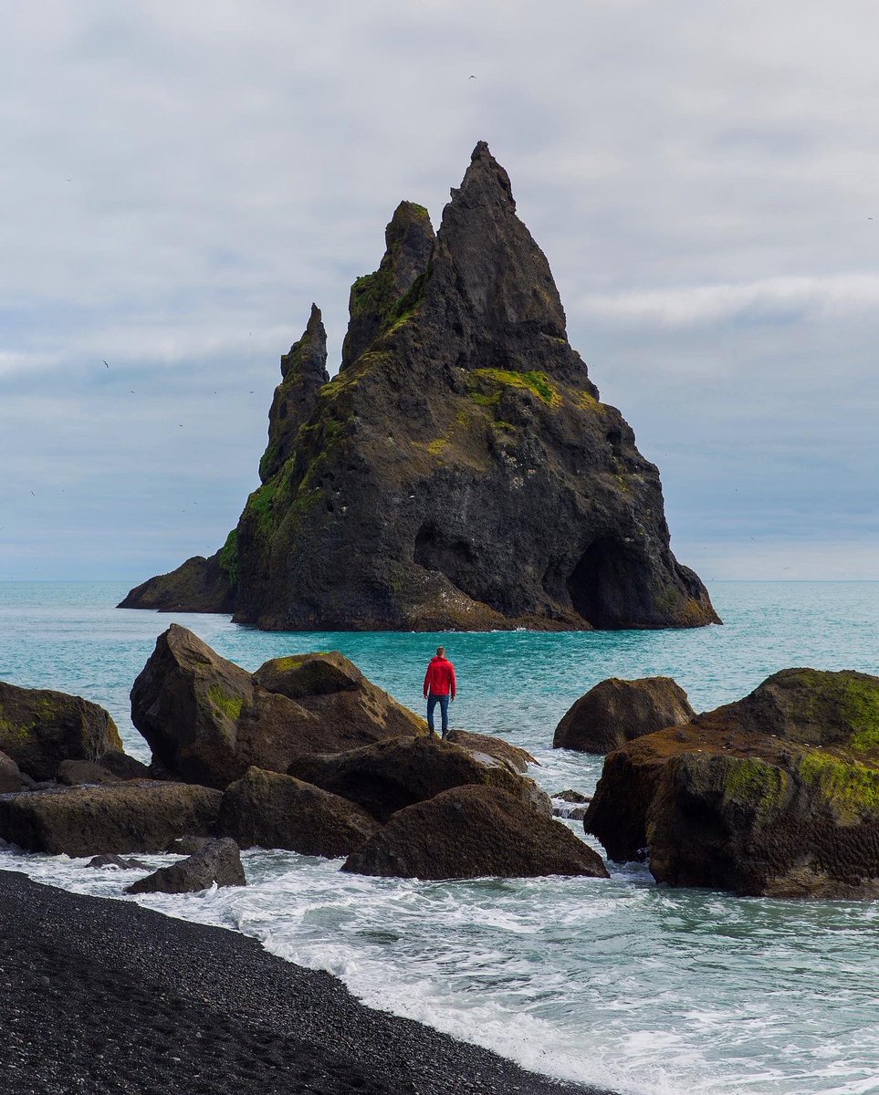 My Iceland Travel Tip: Always pack a red jacket🚶🏼‍♂️🙌🏼 📸: <a href="/Tommy_Lundberg_/">Tommy Lundberg</a> #photography