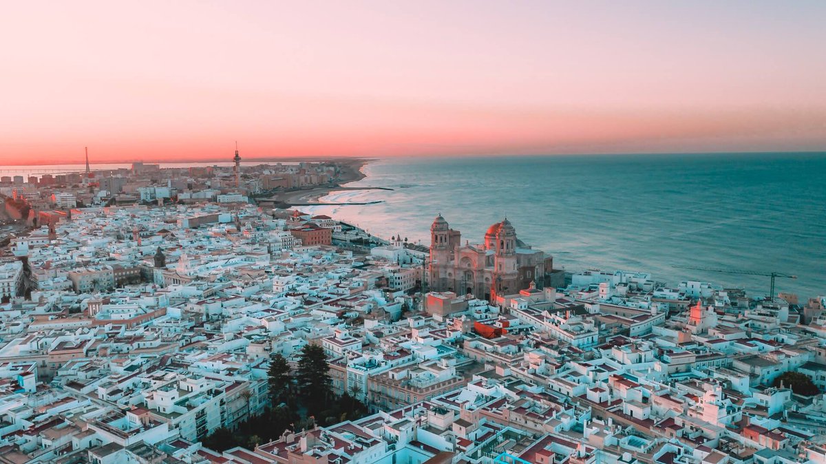 Cadiz_CF's tweet photo. Cada imagen de esta Ciudad es una maravilla a cualquier hora del día y en cualquier momento del año 😍 https://t.co/1kJmU4Kkly
