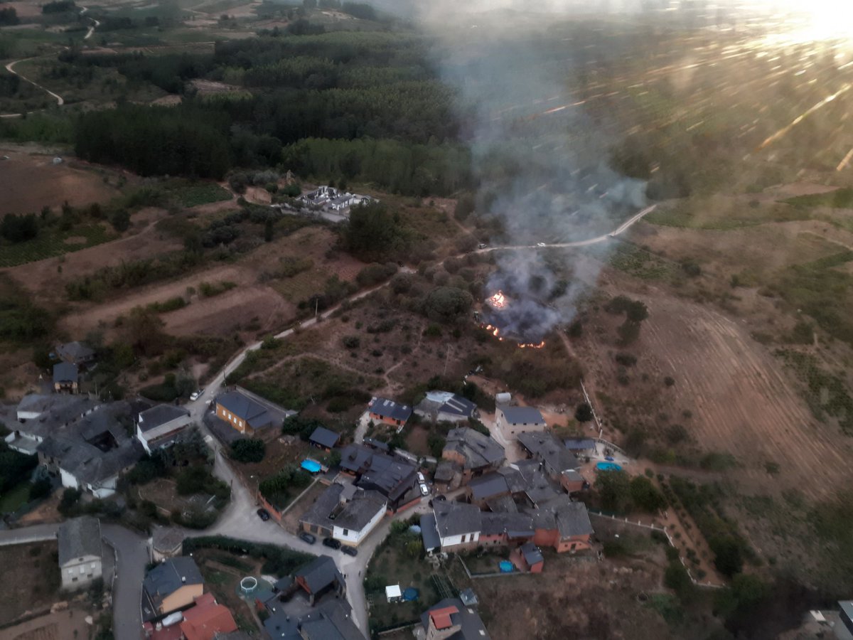 naturalezacyl's tweet photo. Esta tarde, medios del operativo #INFOCAL han extinguido el #IFSanJuanDeLaMata, en #LeónESP, provocado por un rayo:

🔸 1 AM
🔸 1 🚁 con su ELIF
🔸 1 cuadrilla terrestre

👉 El helicóptero ha actuado al límite del ocaso para garantizar la seguridad de los vecinos de la localidad https://t.co/sX9bk4V7MR
