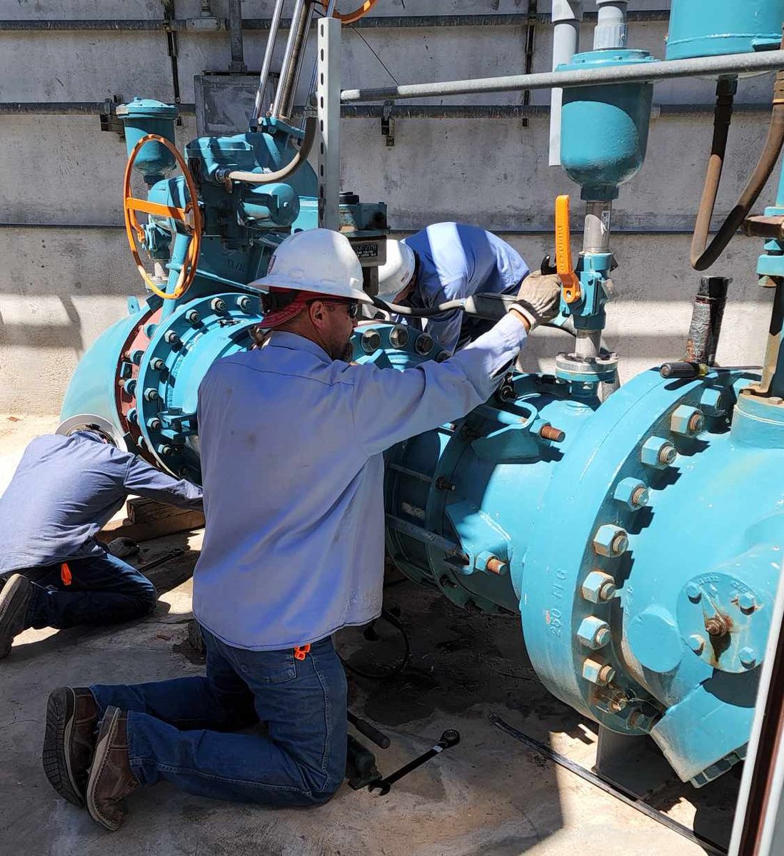 apsFYI's tweet photo. Reliability in action! Mechanics are hard at work replacing a pump discharge pipe spool at Hassayampa Pump Station. Maintaining and upgrading our equipment is an important part of keeping the power on for customers. https://t.co/U9adRGvwN9