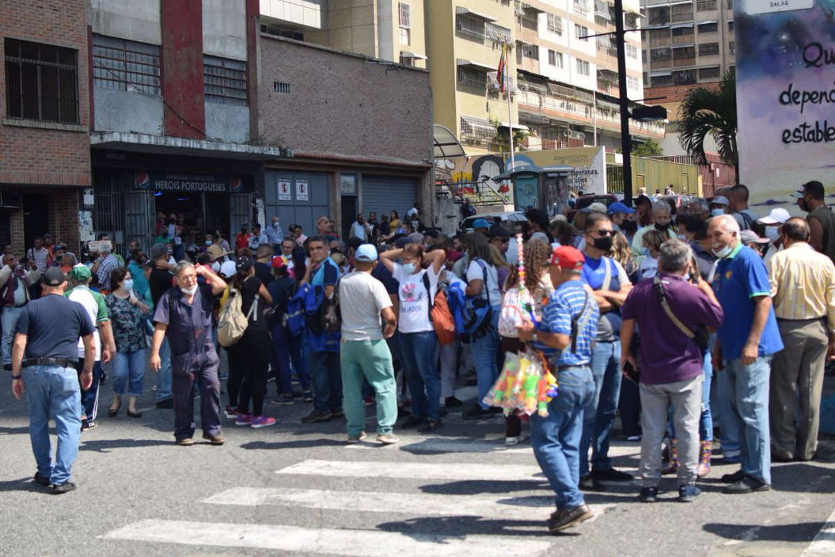 PCV_Venezuela's tweet photo. 📸 #23Ago Protesta frente a la sede de la Oficina Nacional de Presupuesto #ONAPRE para exigir la a derogación del instructivo salarial impuesto por el Gobierno para rebajar salarios, primas y bonos en la Administración Pública.
#OnapreNosEstafa https://t.co/wGj9FbVn43
