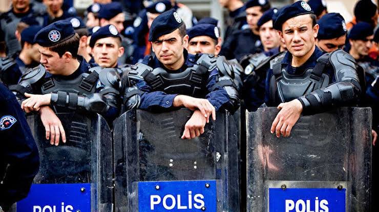 polismevzuat's tweet photo. Adil bir promosyon anlaşması için polisler egm'den anlaşmanın yenilenmesini istiyor..

• Egm polislerin sesine kulak vermeli..
• Zaten ağır şartlar altında çalışan kendi personelinin taleplerini gözardı etmemelidir.

#EGMPromosyonuiptalEt https://t.co/2LLJ4r3FgP