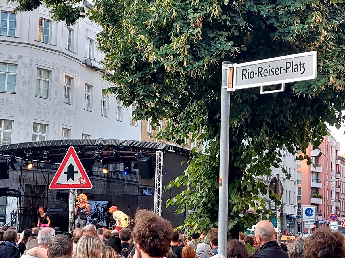 A #Kreuzberg una piazza dedicata a un inutile principino prussiano viene ridenominata dalle istituzioni #RioReiserPlatz, in onore del mitico cantante punk al centro della controcultura berlinese e delle occupazioni degli anni 70.
 
E le nostre istituzioni?
#TonSteineScherben