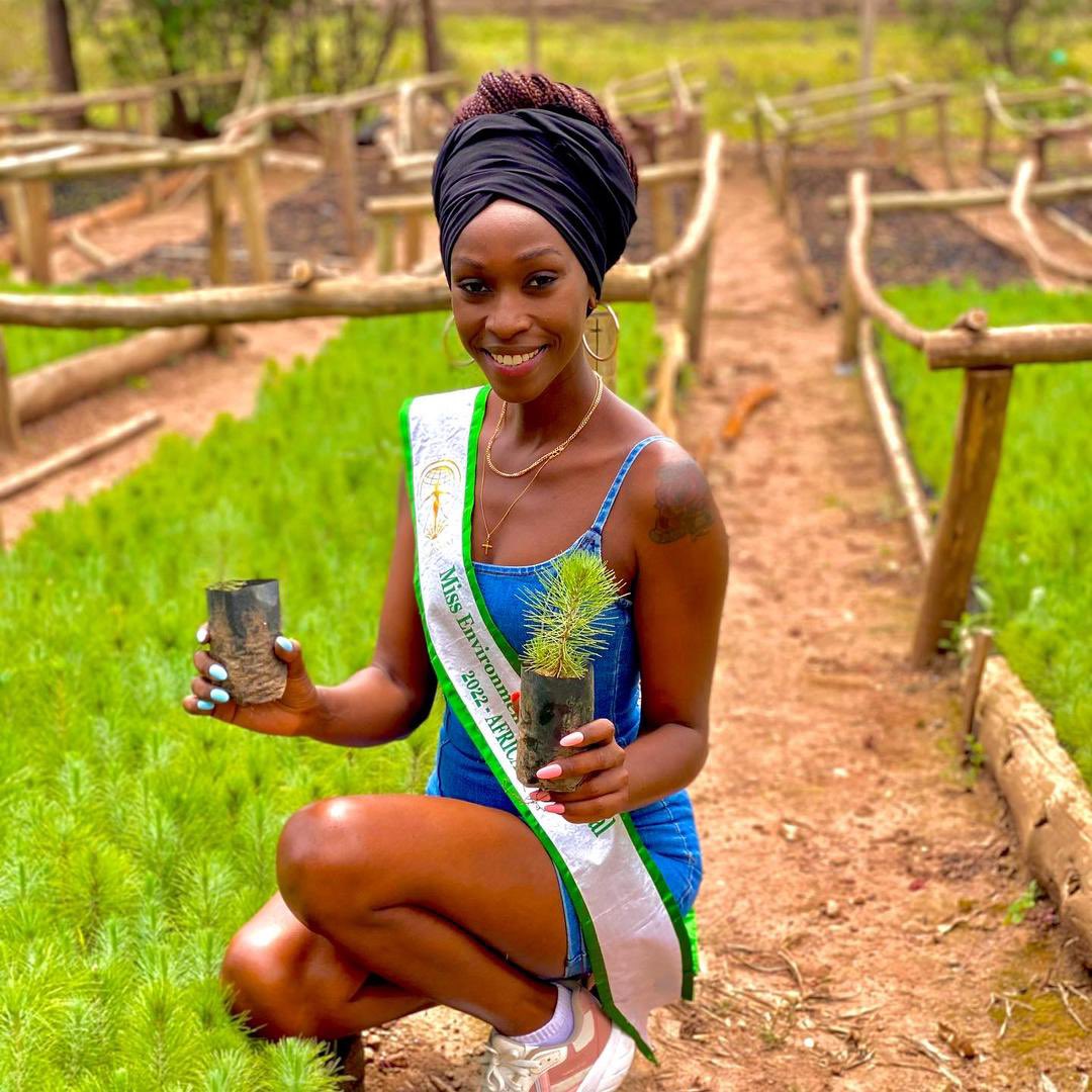 media_vanz's tweet photo. Someone's sitting in the shade today because someone planted a tree a long time ago 👏🏾👏🏾👏🏾👏🏾👏🏾 
@IAMJUDITHHEARD 

Plant a tree today 🌱🌱🌱🌱🌱🌱🌱🌱🌱🌱🌱 #pamperatree 

@missenvironmentafrica2022 👑 https://t.co/Pl9jmt9hg5