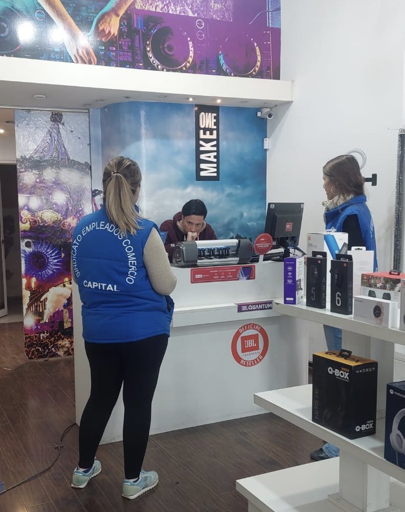 StreamComercio's tweet photo. Seguimos recorriendo distintos comercios y escuchando a los compañeros y a las compañeras llevando el mensaje de nuestro sindicato y expresando la importancia de comprometerse e involucrarse con nuestra organización. El 15/9 vota🗳 @ListaAzulSEC @CarlosPerezSEC @sabriparedessec https://t.co/KI4MwWPVW6