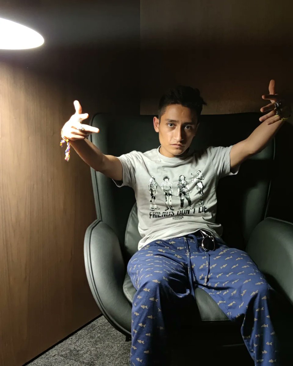 Alejandro_AT__'s tweet image. O que Alejandro faz enquanto espera o voo ✈️😂😴 . .
.
.
.
.
.
.
#AlejandroAT #ATG4MER #voo #avianca #latam #saladeespera #bucaramanga #aeroporto