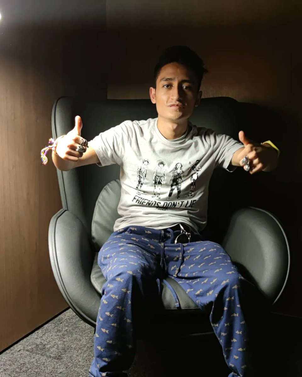 Alejandro_AT__'s tweet image. O que Alejandro faz enquanto espera o voo ✈️😂😴 . .
.
.
.
.
.
.
#AlejandroAT #ATG4MER #voo #avianca #latam #saladeespera #bucaramanga #aeroporto