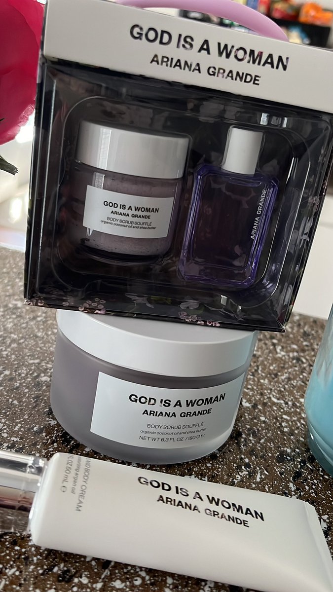 remdesire's tweet photo. nah but the lil gift set is the cutest ever https://t.co/PzB885qDHP