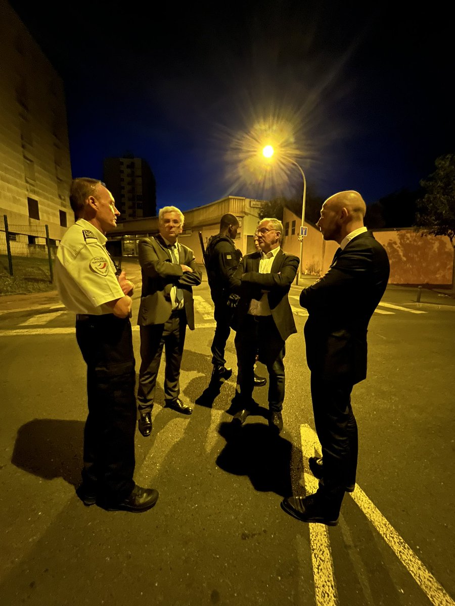 denisthuriot's tweet photo. Avec Daniel Barnier, Préfet de la Nièvre, nous sommes allés ce soir au #Banlay sur le terrain aux côtés des CRS, constater les dégâts suite aux incidents d’hier soir. Nous ne lâcherons rien, les délinquants n’auront pas le dernier mot.
#nevers #securite @Prefet58 https://t.co/i1mwuwKFHI