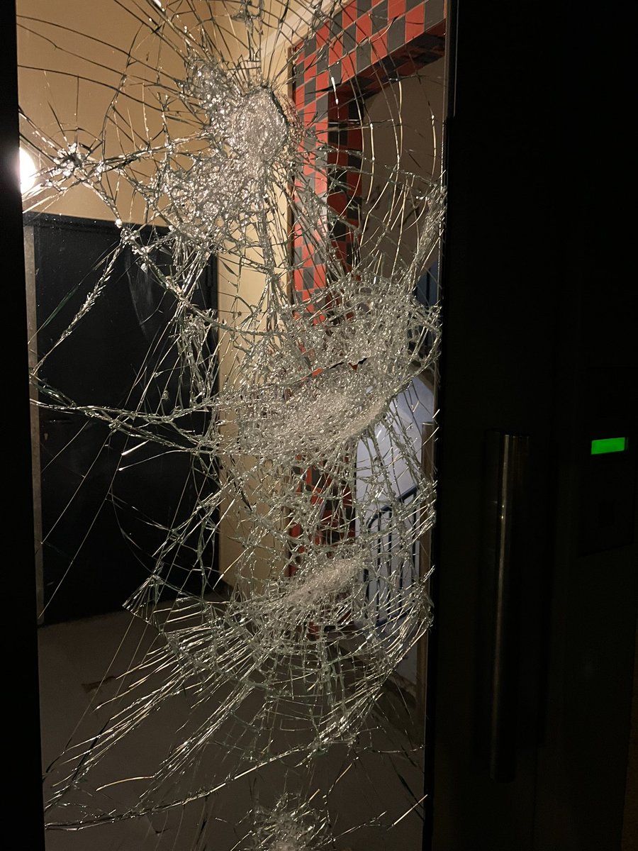denisthuriot's tweet photo. Avec Daniel Barnier, Préfet de la Nièvre, nous sommes allés ce soir au #Banlay sur le terrain aux côtés des CRS, constater les dégâts suite aux incidents d’hier soir. Nous ne lâcherons rien, les délinquants n’auront pas le dernier mot.
#nevers #securite @Prefet58 https://t.co/i1mwuwKFHI