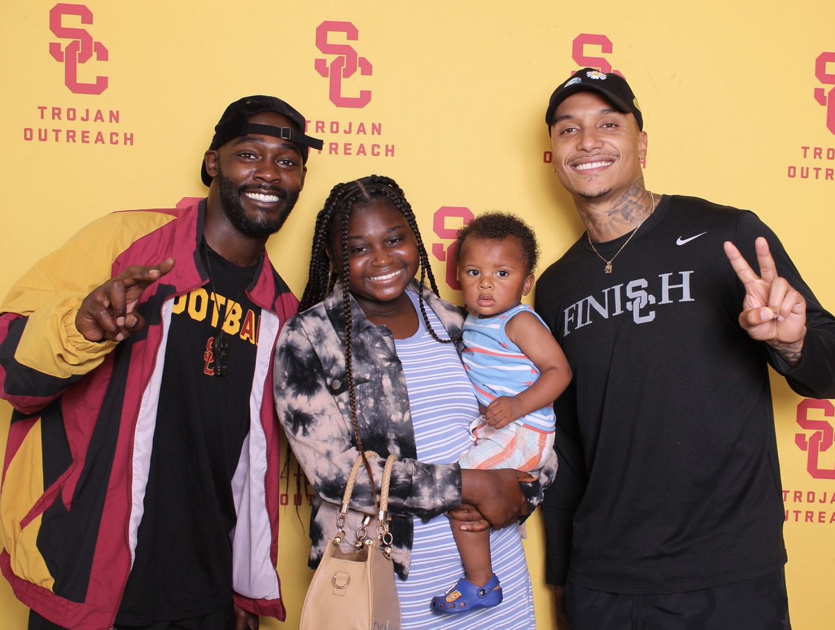 TrojanOutreach's tweet photo. Great to partner with @ZBNFL’s @B3Foundation to distribute backpacks and school supplies to local families! #FightOnGiveBack https://t.co/qbdYwa6u4S