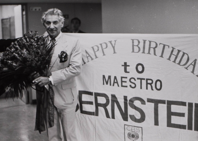 LennyBernstein's tweet photo. Happy 104th Birthday, Lenny! 🎉🥳
.
[📸Birthday welcome for Leonard Bernstein upon arrival in Osaka, 1970. Courtesy of the @NYPhilArchive.]

#LeonardBernstein #HappyBirthday https://t.co/iXsf5WJbkN