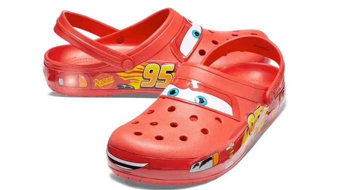 pretend kazuha has lightning mcqueen crocs 