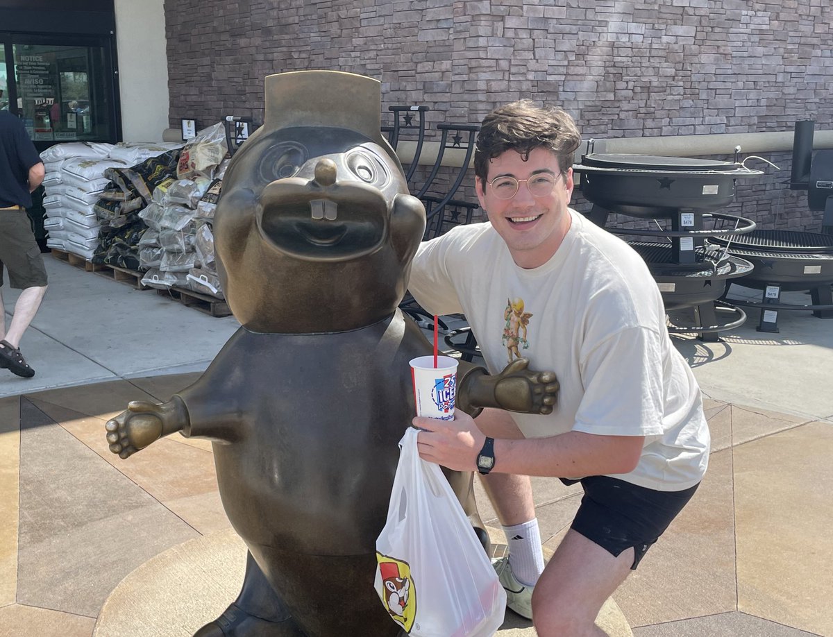 TedNivison's tweet photo. best friends forever! i miss buc-ees more than my mom https://t.co/94ihdVdlWM