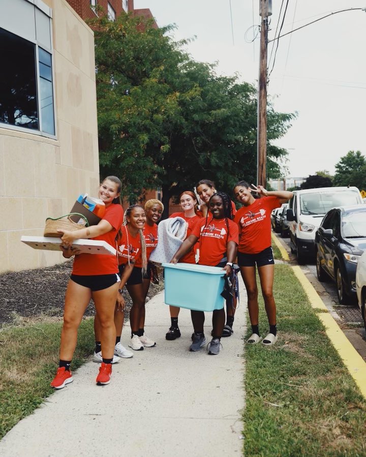 DelStateUniv's tweet photo. We’re thrilled to see our newest Hornets move in today! Welcome! #DSU26 #DSUWelcomeDays https://t.co/2rHHuTT9nl