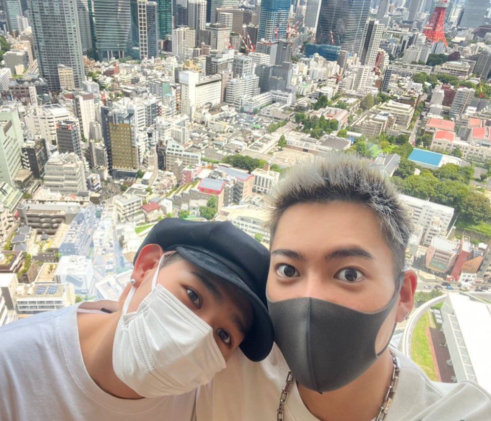 sota_118_eren's tweet photo. この写真で表してるBE:FIRSTの歌詞を答えなさい。
#so大賞
#LEO
#RYOKI
#BEFIRST
#jwave_spark_befirst
#BE_1
#Giftd
#BFis
#レオリョキコンビ
答え
「どこを探したって僕ら以上はもうあり得ないでしょう?」
をイチャつくカップルバージョンでお送りしています https://t.co/Hhqk5sEink