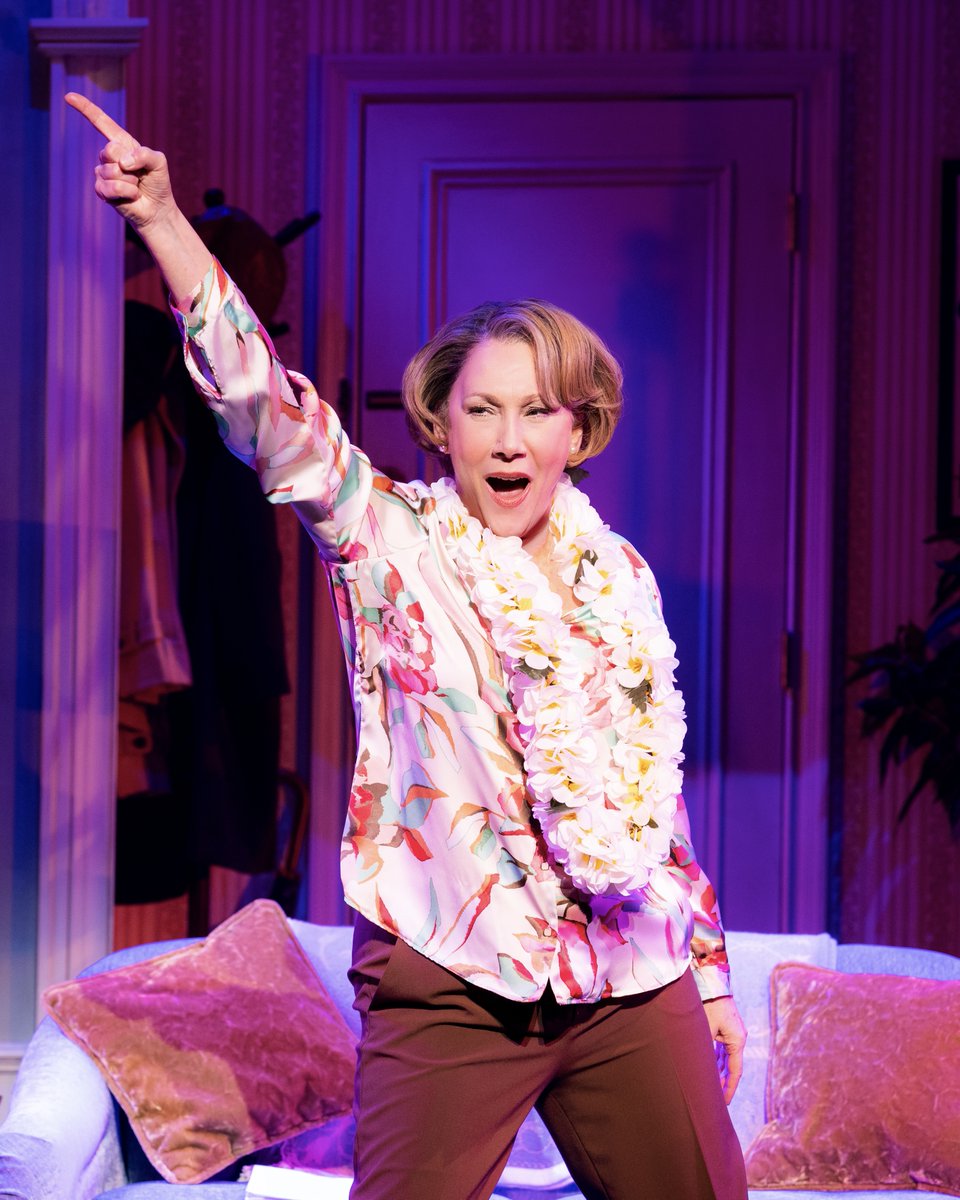 It’s #CheapFlightsDay so you know Elaine’s searching hard for tickets to Tahiti 🏝