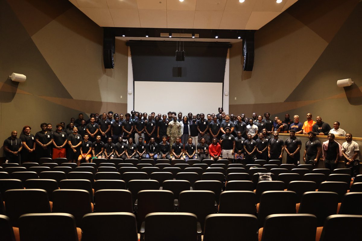 MorganStBears's tweet photo. Lt. General R. Scott Dingle served as guest speaker for @MSUBearsFB🐻🏈on Monday – Dingle serves as the 45th Surgeon General of the @USArmy and Commanding General, @USArmy Medical Command. He is a Distinguished Military Graduate of @MorganStateU &amp; also played for the Bears🔷🔶💪 https://t.co/YGHsebOO59