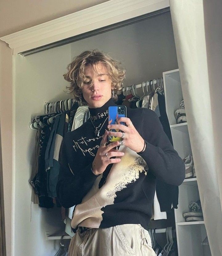 Heeyy sou o Vini, tenho 21 anos e estudo letras! Sou de LA mas atualmente moro em Londres. Acho que vim aqui fazer amizades novas, então... vamos ser amgs aí po