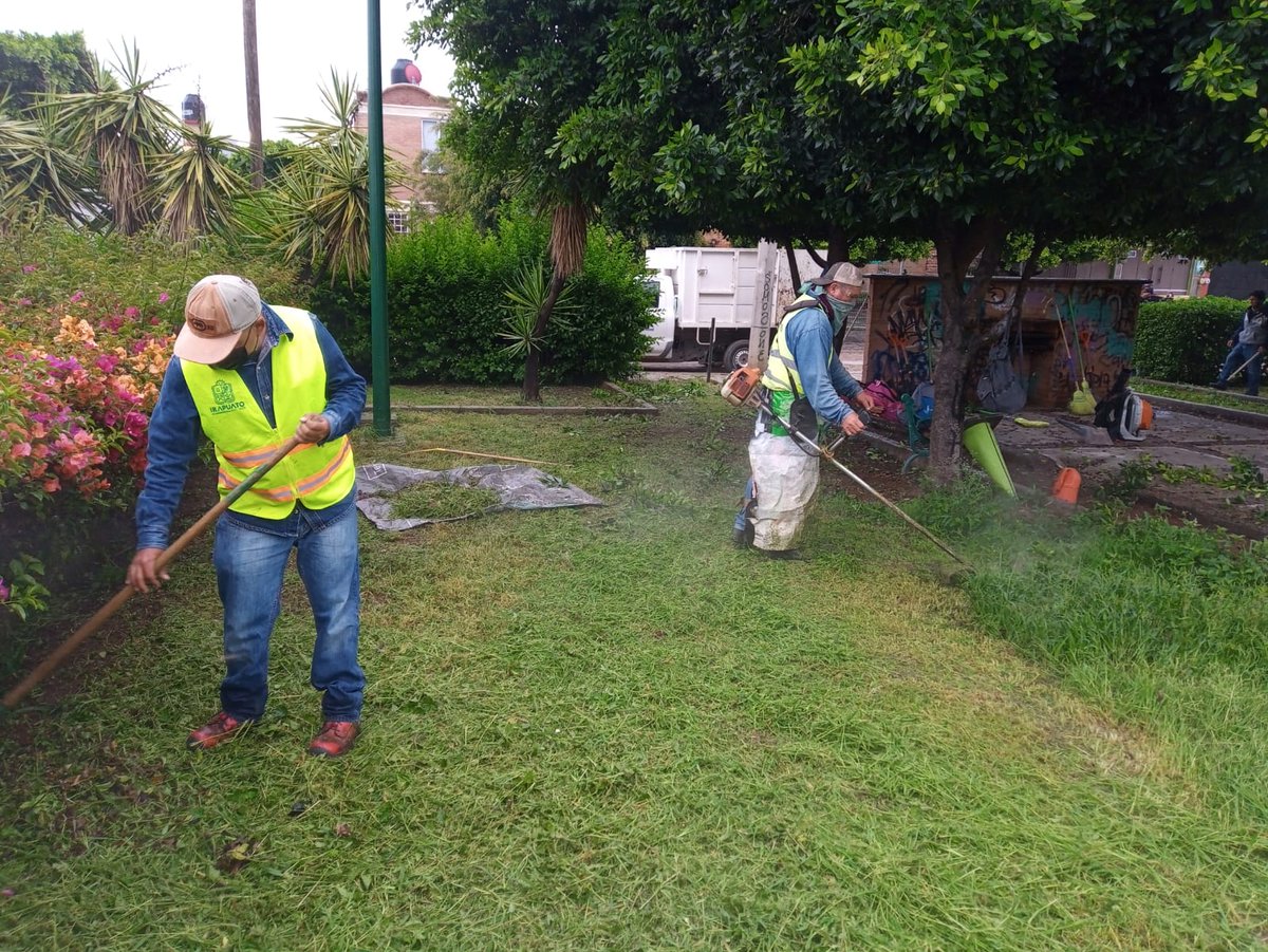 serviciospirap's tweet photo. Para que las y los vecinos del fraccionamiento Las Brisas disfruten de espacios dignos y adecuados #ParquesYJardines realiza mantenimiento integral en su #ParqueVecinal. 🌳
#ÉchanosLaMano. 👊🏻 https://t.co/xSDfOtRE5C