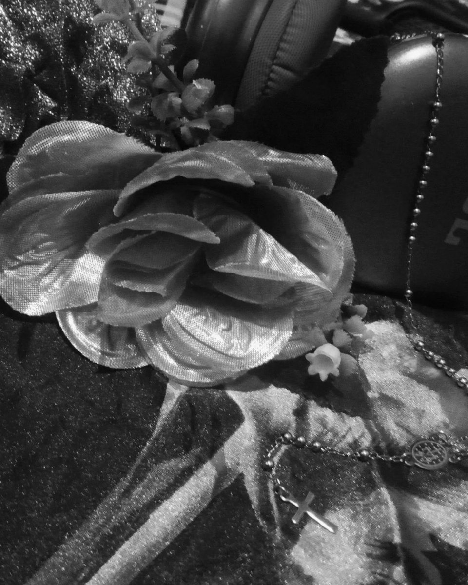 AYHwrites's tweet photo. QOTD: How do you spend your #freetime?
Yesterday was filled with #fun and #laughter for me. I had a great time in the evening creating these surreal #photographs with my bro. 
I believe our free time can be spent with #family too. You know?💐
💜🪄
Btw,Guess what #drink that is?😆 https://t.co/f1C7U8y0Xf