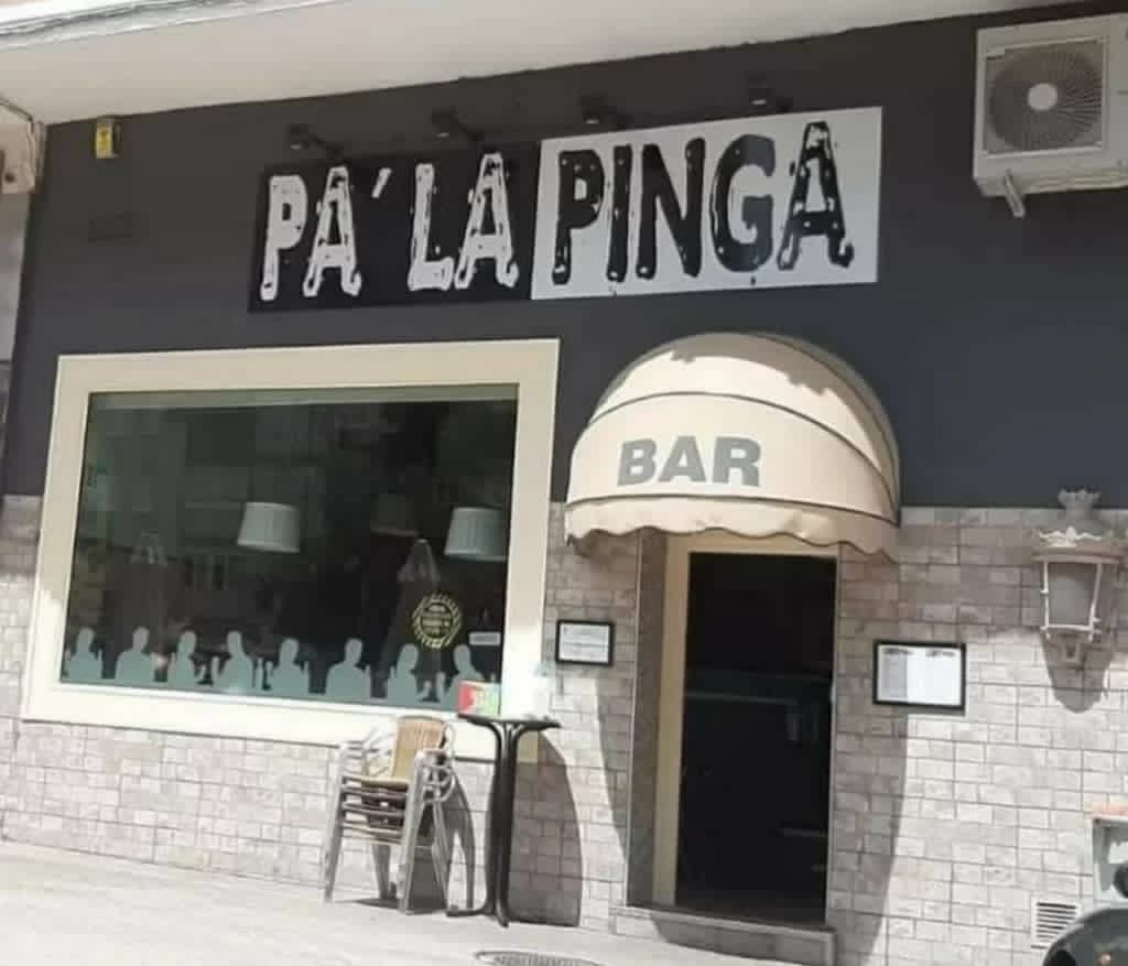 shino_respawn's tweet photo. Tener este bar y ponerle al trago de la casa "El pingazo" es mi sueño. https://t.co/Qmuw7rrWf8